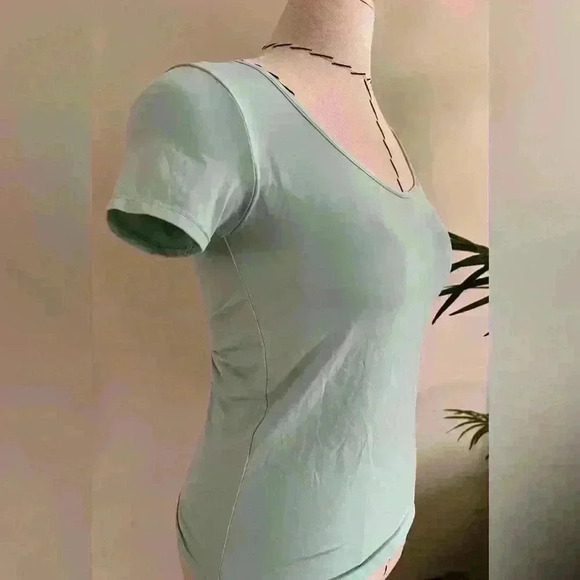 Uniqlo Mint Smooth T-Shirt with Built-In Bra - Size XS - Picture 2 of 6